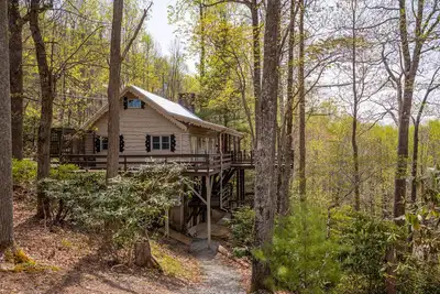 Image de Heather Heights Cottage - Cabine confortable avec vue et foyer, à quelques minutes de Boone!