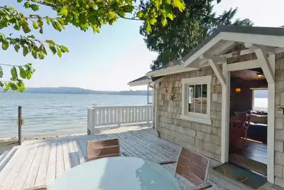 Image de Hood Canal, 1930's Beach Cottage, 315 'Cove with Huîtres!