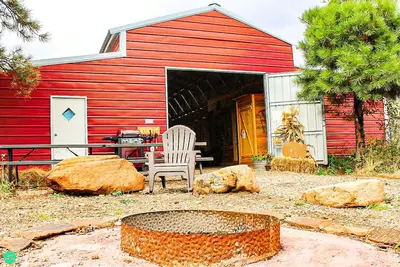 Image de Superbe cabane de 3 chambres avec une grange occidentale, barbecue, feu de camp, cuisine complète