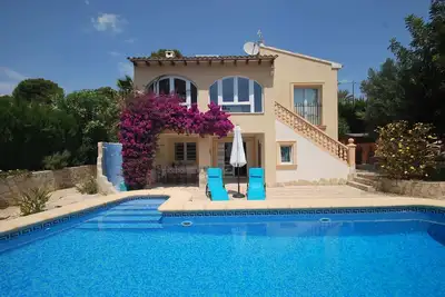 Image de Maison de vacances à proximité de la plage avec piscine privée, air conditionné,