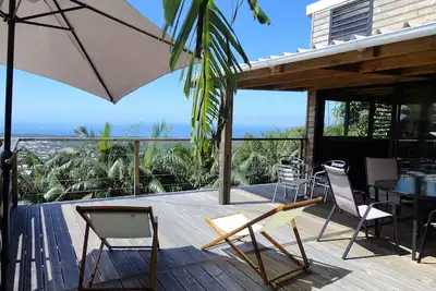 Image de Lounge des hauts 2 vue sur l'Océan indien et la forêt