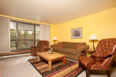 Image de Condo spacieux avec cuisine complète, accès au bain à remous et navette gratuite pour le complexe