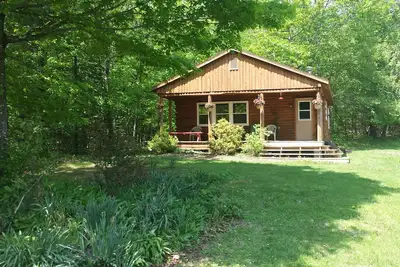 Image de Attrayante, cabine dans des bois pittoresques avec des sentiers de randonnée. Équitation disponible