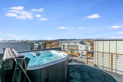 Image de Downtown Mountain View Guesthouse - Nouvelle construction!