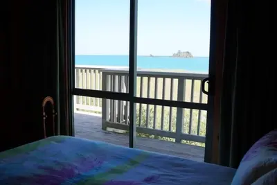 Image de Tranquillité en bord de mer sur la plage avec vue imprenable sur la mer depuis la terrasse ensoleillée