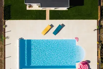 Image de Belle retraite romantique avec piscine privée, offrant la paix et la tranquillité