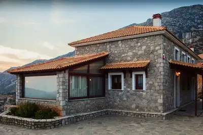 Image de Maison spacieuse en pierre avec vue spectaculaire sur la montagne v