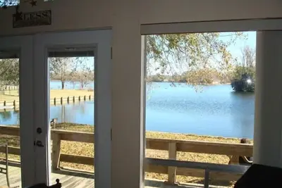 Image de Calme, charmant, romantique, relaxant et amusant propriété au bord de l'eau