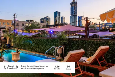 Image de Inn Cahoots Suites on 6th St: 5 Br, 3. 5 salles de bain, cuisine, salon, piscine, terrasse sur le toit