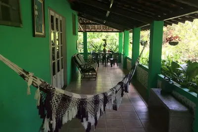 Image de Site avec maison de campagne entourée de verdure et d'équipements de loisirs