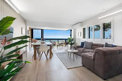 Appartement en bord de mer rénové avec goût avec ambiance rétro et accès à la plage privée
