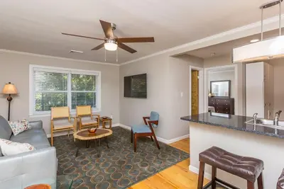 Image de (15) Nouvellement rénové et idéalement situé à quelques pas de l’hôpital Wake Forest.