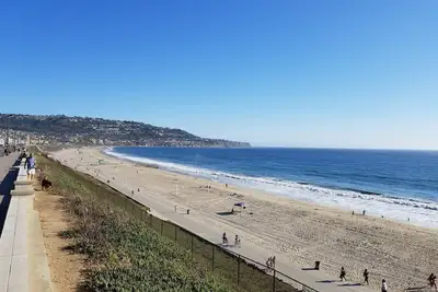 Image de #A Mise à jour de 2 lits, 1 pâté de maisons de la plage, de l'esplanade, des boutiques du village de la Riviera!