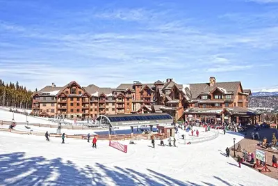 Ski in / out; 2 chambres / 2 salles de bain, 8 couchages. Skiez dans le luxe ce nouvel an.