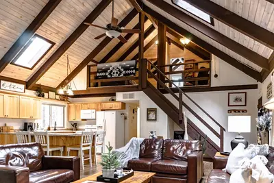 Image de Nouveau! Cabine Pinetop - Vues sur le pont, le foyer et le lac!