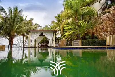 Image de Villa de luxe en front de plage offrant une vue imprenable sur l'océan, la plage et la forêt