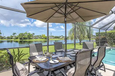 Image de Une vue imprenable sur le lac avec piscine ensoleillée / Lanai intérieur moderne méticuleusement entretenu