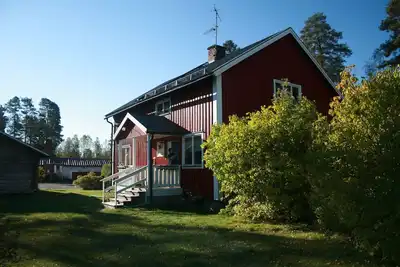 Image de Cottages traditionnels de la forêt suédoise au bord d'un lac sur le sauna frontière Varmland-Dalarna