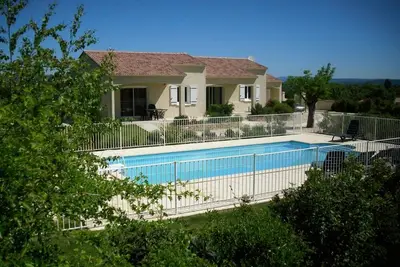 Image de Maison climatisée: 5 person. , Piscine, animal accepté, Gard limite Ardèche, Uzès