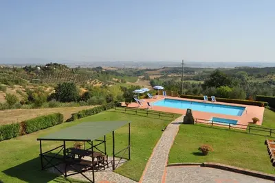 Image de À distance de marche de la ville, super panoramique avec piscine privée et jardin, Wifi, Ac