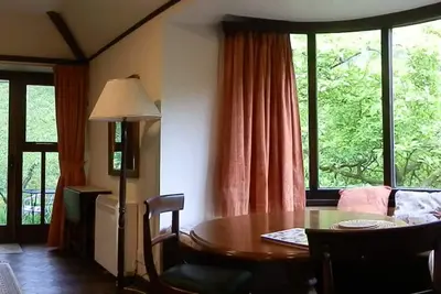 Image de Cottage récemment rénové dans de beaux jardins boisés