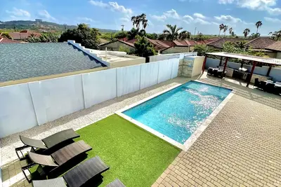 Image de Brand New 3 chambres 2 salles de bain maison avec grande piscine à quelques minutes de Palm Beaches