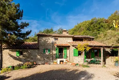 Image de Tastefully furnished Tuscan farmhouse with pool