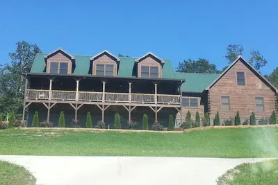 Image de Piscine creusée, bain à remous, foyer et salle de jeux! Clean Home et service exceptionnel