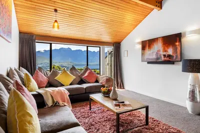 Image de Spacious Lake View Spa Townhouse