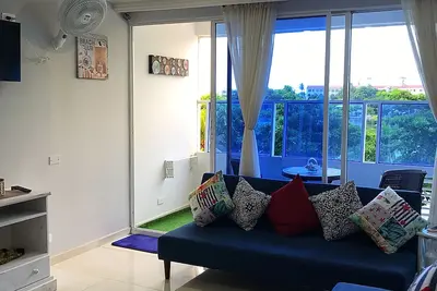 Image de * Appartement de style plage à un pâté de maisons de la plage. *