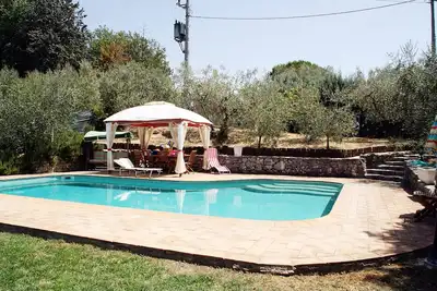 Image de Appartement avec piscine privée, 3 chambres à coucher et 2 salles de bain, entouré de verdure
