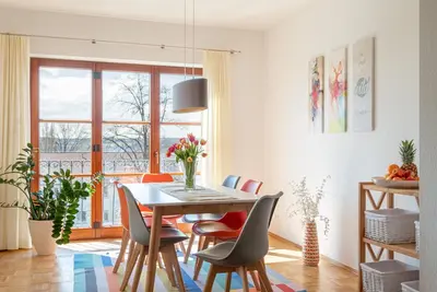 Image de Grand appartement inondé de lumière avec cuisine ouverte et terrasse