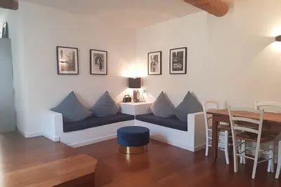 Image de maison de village en plein centre