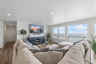 Image de Oceanfront Beach House w / Private Hot Tub à Anchor Shores