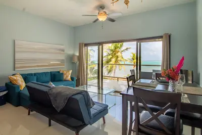 Image de Condo en bord de mer avec balcon, vue sur la mer et piscine / quai / kayaks / vélos partagés! -Chiens ok