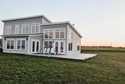 Image de Moderne plage propriété sur le détroit de Northumberland