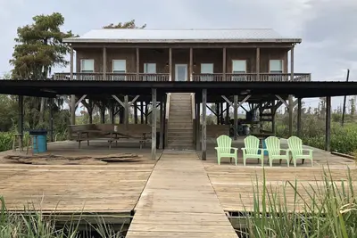 Image de Modern River Camp Situé à Akers, La à côté du célèbre Sun Buns Bar and Grill