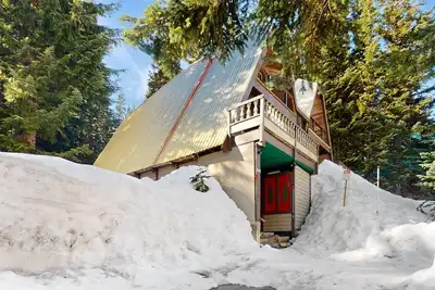 Image de Ski-in / out duplex A-cadre avec terrasse, poêle à bois et foyer-petit chien Ok