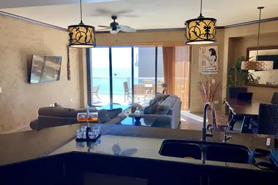 Incroyable condo 3bd / 3ba avec 2 suites principales, patio enveloppant, 3 très grands lits et 2 grands lits
