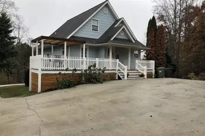 Image de Accès à la rivière depuis la cour pour pêcher - Caves locales en quelques minutes