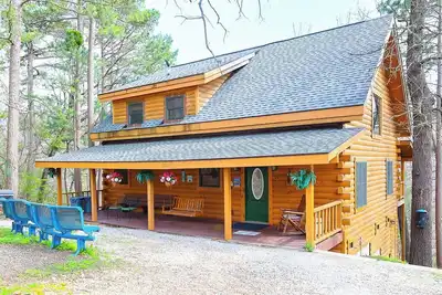 Image de Branson Missouri luxe Log Cabin sur Quiet forêt Pine Ridge-dessus du lac, Jacuuzi