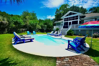 Image de Superbe haut de gamme à un seul niveau Accueil | The PoolTrustHouse | Quatre-vingt avis 5 étoiles