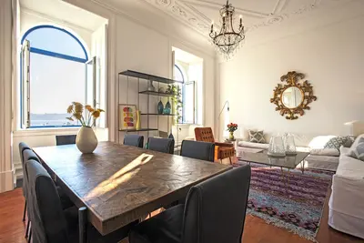 Image de Palatial Waterfront Property Convient aux groupes