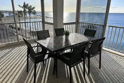 Grand appartement vue sur mer. Plage au pied de l'immeuble.