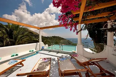 Image de Amore Rentals - Villa Ariadne with Dazzling Sea View, Jacuzzi, Pool and Breakfast