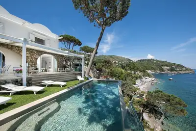 Image de Amore Rentals - Villa Ibiscus with Infinity Pool, Direct Sea Access, Sea View, Parking and Breakfast