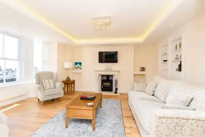 Image de Superbe maison surplombant la rivière Looe. Espace de stationnement gratuit. Wifi gratuit.