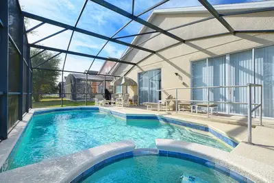 Image de Villa de 4 chambres, pour 8 personnes, accessible aux personnes à mobilité réduite, face à la piscine / spa, à 15 min de Disney