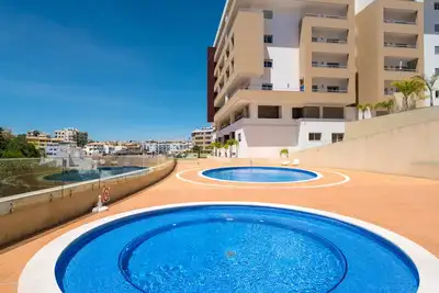 Image de Condo neuf dans un quartier calme à seulement dix minutes de la marina et du centre-ville