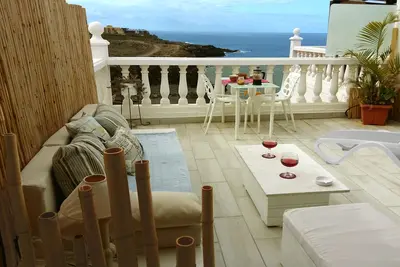 Image de Vaste appartement moderne en 1ère ligne de mer avec terrasse et piscine